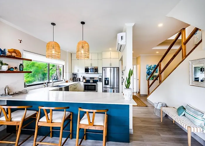 Ocean View, 2 Infinity Pools & Wraparound Terrace Holiday home